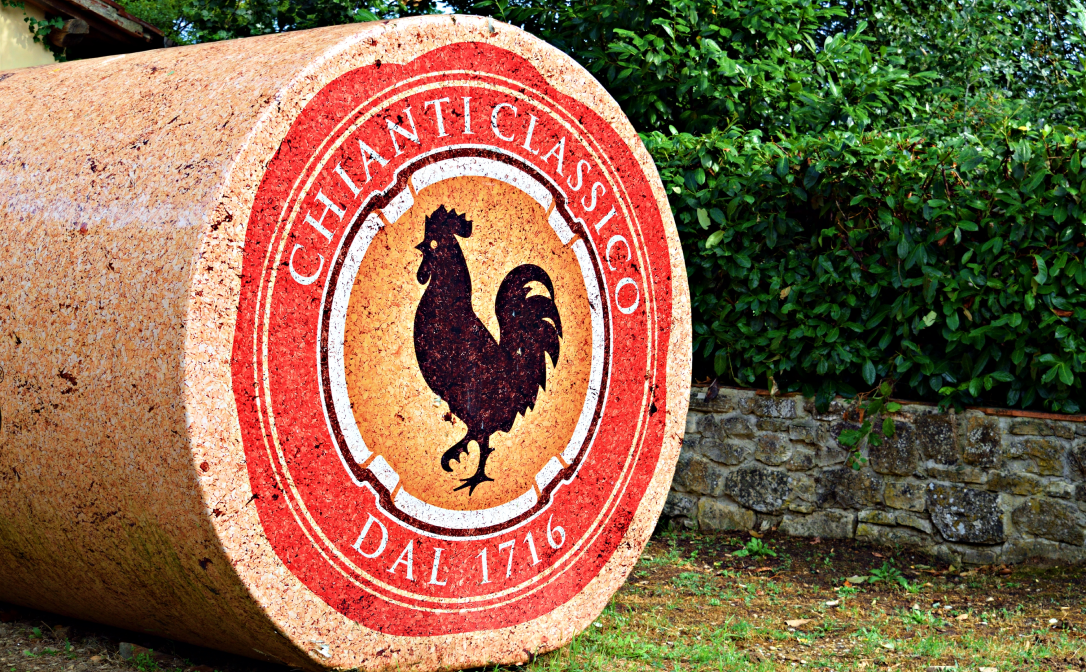 A sculpture of a cork closure, with an image of a black rooster